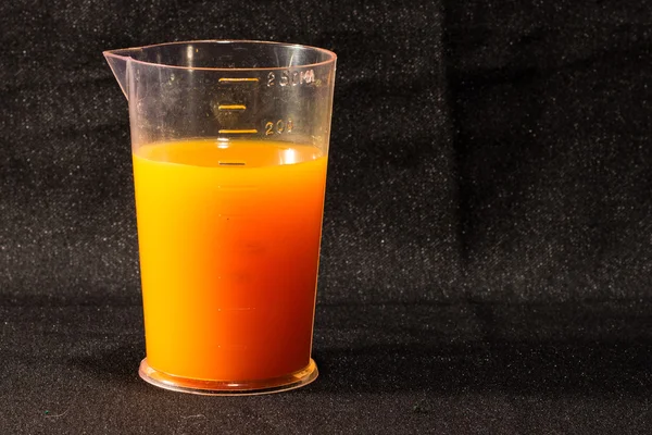 siyah arka plan üzerine laboratuvar şişeler