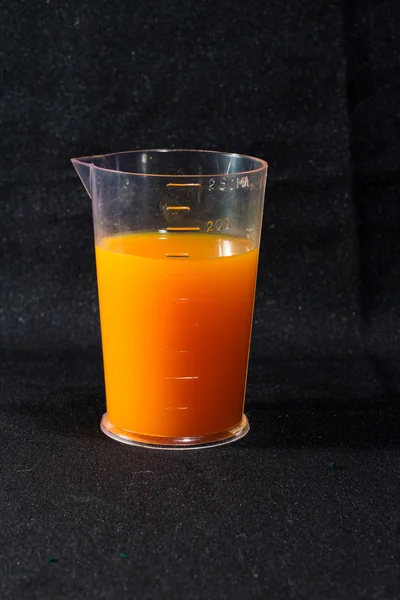 siyah arka plan üzerine laboratuvar şişeler