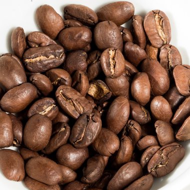 Ahşap bir arka planda kahve çekirdekleri