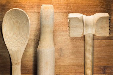 siyah bir arka plan üzerinde mutfak gereçleri