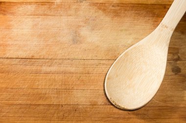 siyah bir arka plan üzerinde mutfak gereçleri