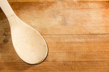 siyah bir arka plan üzerinde mutfak gereçleri