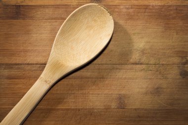 siyah bir arka plan üzerinde mutfak gereçleri