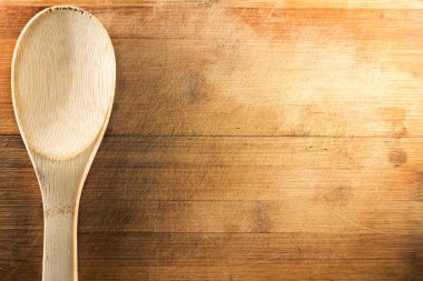 siyah bir arka plan üzerinde mutfak gereçleri