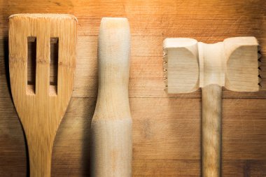 siyah bir arka plan üzerinde mutfak gereçleri