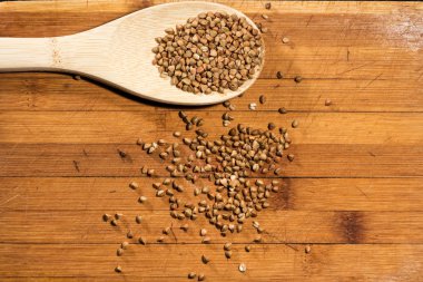 Ahşap arka plan üzerinde buğday