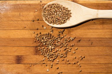 Ahşap arka plan üzerinde buğday