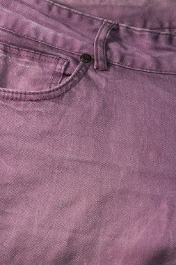 erkek kot pantolon siyah bir zemin üzerine