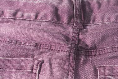 erkek kot pantolon siyah bir zemin üzerine