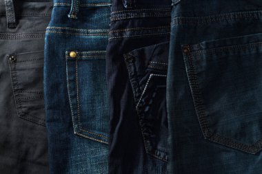 erkek kot pantolon siyah bir zemin üzerine