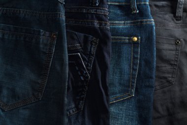 erkek kot pantolon siyah bir zemin üzerine