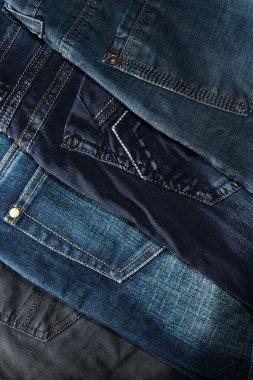 erkek kot pantolon siyah bir zemin üzerine