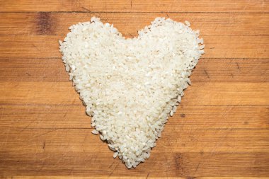 Ahşap zemin üzerinde beyaz pirinç