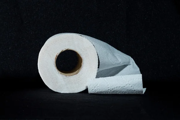 Papier toaletowy na czarnym tle — Zdjęcie stockowe