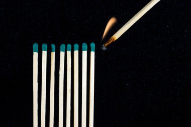 bir arka plan üzerinde ahşap maçlar