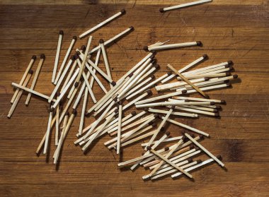 bir arka plan üzerinde ahşap maçlar