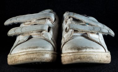 Siyah arkaplanda ayakkabılar