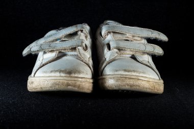 Siyah arkaplanda ayakkabılar