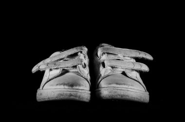 Siyah arkaplanda ayakkabılar