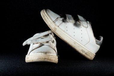 Siyah arkaplanda ayakkabılar