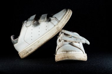 Siyah arkaplanda ayakkabılar