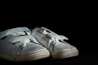 Siyah arkaplanda ayakkabılar