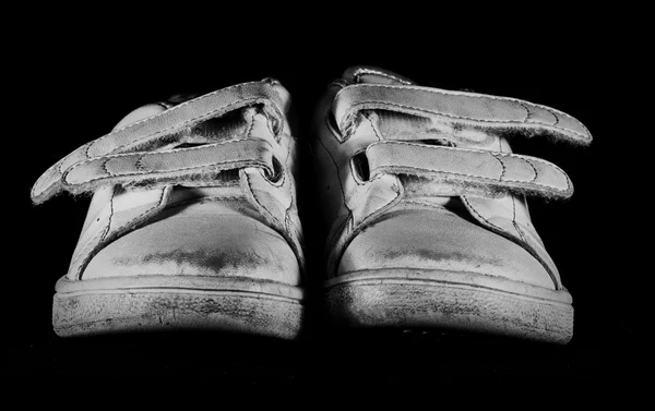 Siyah arkaplanda ayakkabılar