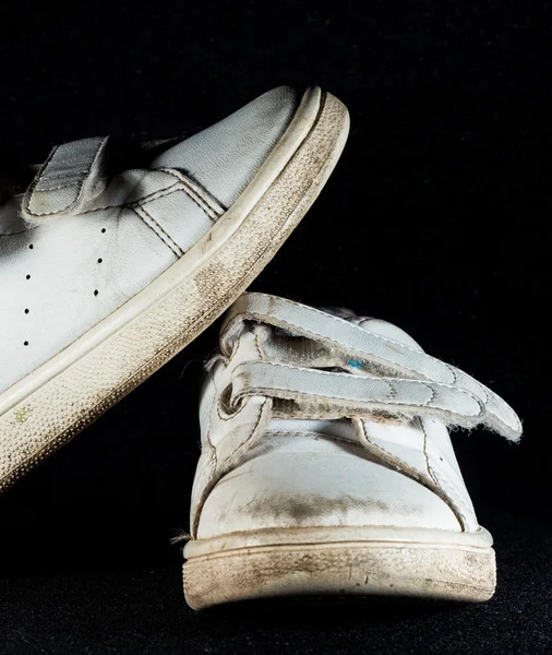 Siyah arkaplanda ayakkabılar