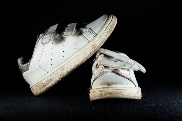 Siyah arkaplanda ayakkabılar