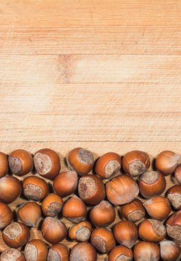 Tahta bir masada fındık.