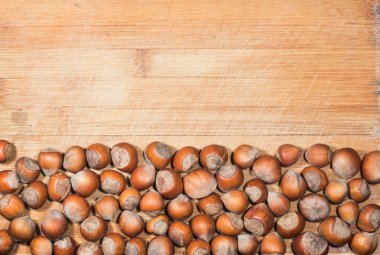 Tahta bir masada fındık.