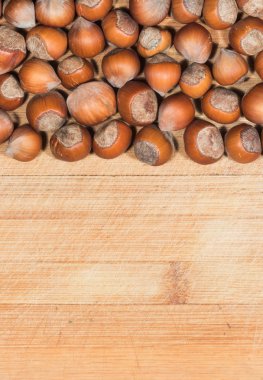 Tahta bir masada fındık.