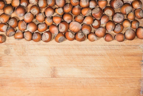 Nocciole su un tavolo di legno — Foto Stock