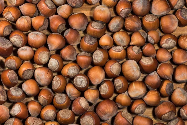 Nocciole su un tavolo di legno — Foto Stock