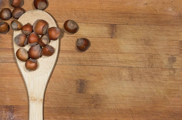 Nocciole su un tavolo di legno — Foto Stock