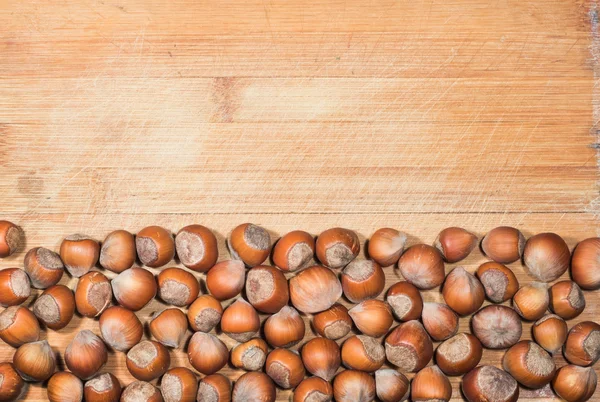 Avellanas sobre una mesa de madera — Foto de Stock