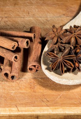 ahşap bir zemin üzerine tarçın baharat