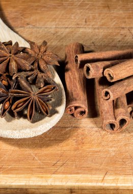 ahşap bir zemin üzerine tarçın baharat