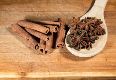 ahşap bir zemin üzerine tarçın baharat