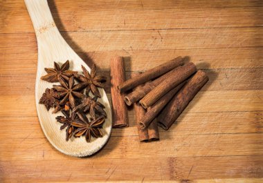 ahşap bir zemin üzerine tarçın baharat