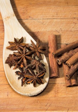 ahşap bir zemin üzerine tarçın baharat