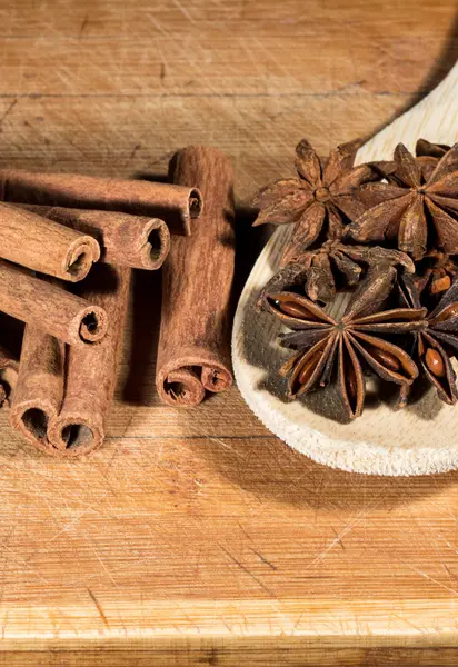 ahşap bir zemin üzerine tarçın baharat