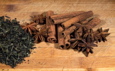 ahşap bir zemin üzerine tarçın baharat