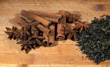 ahşap bir zemin üzerine tarçın baharat