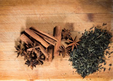 ahşap bir zemin üzerine tarçın baharat