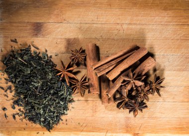 ahşap bir zemin üzerine tarçın baharat