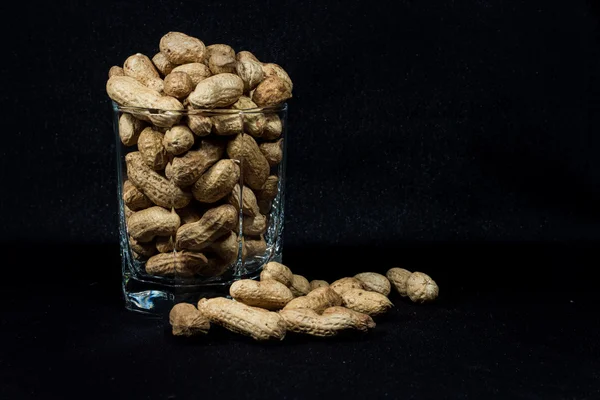 Semi di arachidi su fondo nero — Foto Stock