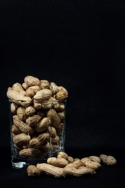 Semillas de cacahuete sobre un fondo negro — Foto de Stock