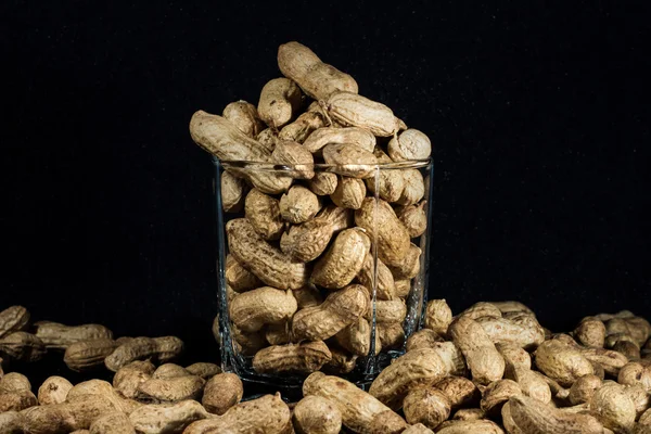 Sementes de amendoim em um fundo preto — Fotografia de Stock