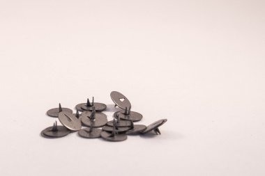 beyaz zemin üzerine raptiye